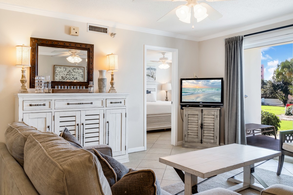 The Islander 117 Living Room with TV Vacation Rental Destin Flor