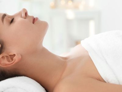 Woman getting a relaxing head massage | Massage in Destin